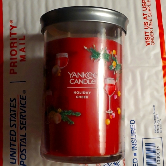 Yankee Candle Holiday Cheer 20oz Signature 2-wick NEW - Picture 1 of 5